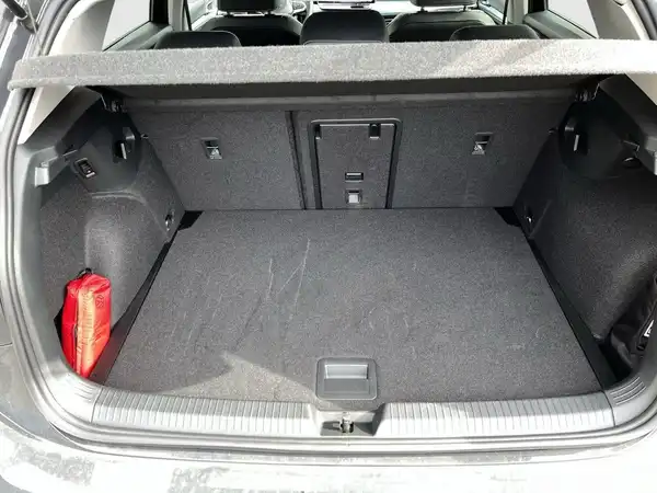 Das Bild zeigt den Kofferraum eines VW Golf in schwarzer Farbe. Die Innenausstattung ist ebenfalls schwarz.