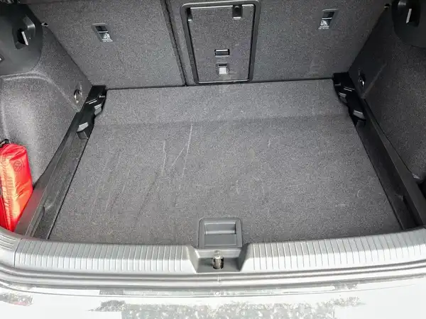 Innenaufnahme des Kofferraums eines Volkswagen Golf in schwarzer Farbe.