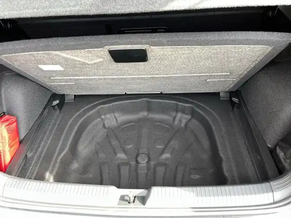 Innenaufnahme des Kofferraums eines VW Golf in schwarzer Farbe, ohne sichtbare Händlerlogos oder Texteinblendungen.