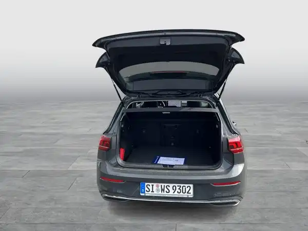 Das Bild zeigt den Kofferraum eines grauen VW Golf von hinten. Es handelt sich um eine normale Fahrzeugaufnahme.