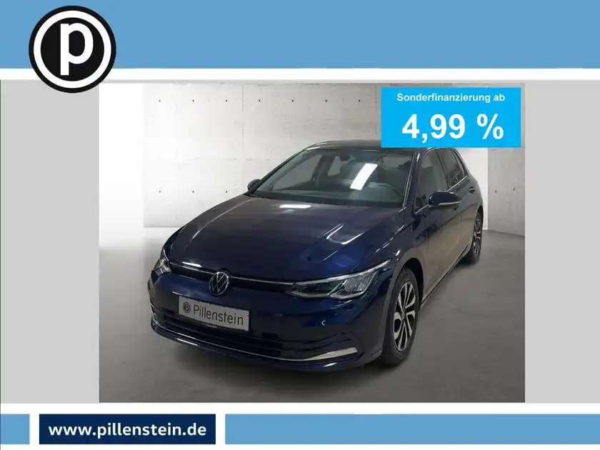 Das Bild zeigt einen blauen Volkswagen Golf von vorne. Es enthält ein Händlerlogo und markante Texteinblendungen zur Sonderfinanzierung.
