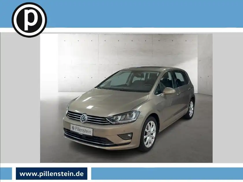Das Bild zeigt einen VW Golf in beige Farbe, aufgenommen von vorne. Es enthält ein Händlerlogo und markante Texteinblendungen.