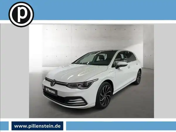 Das Bild zeigt einen weißen VW Golf von der Seite. Es enthält das Händlerlogo und weitere markante Texteinblendungen.