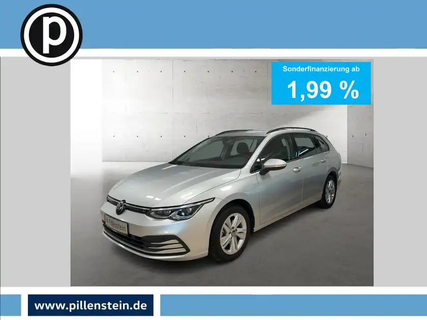 Das Bild zeigt einen silbernen VW Golf Variant von der Seite. Es enthält ein Händlerlogo und eine markante Texteinblendung über Sonderfinanzierung.