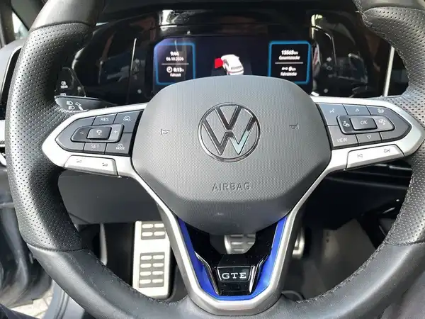 Innenaufnahme des Fahrzeugs, Sicht auf das Lenkrad und das Armaturenbrett des VW GOLF GTI in schwarzer Farbe.