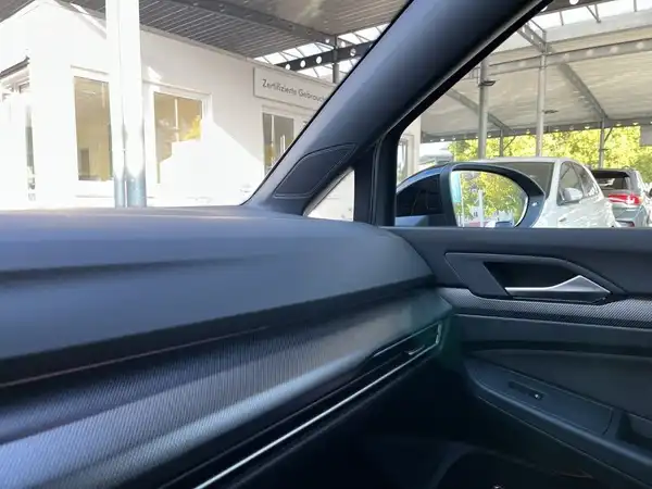 Das Bild zeigt die Innenansicht eines Fahrzeugs in Schwarz.