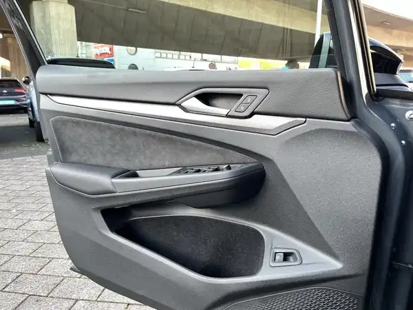 Aufnahme des Innenraums des Fahrzeugs, zeigt die Türverkleidung in schwarz.