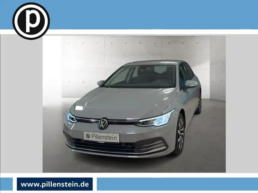 Ein grauer Volkswagen Golf, von vorne aufgenommen, mit dem Händlerlogo und einer markanten Texteinblendung.