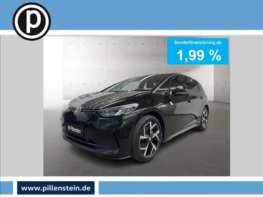 Das Bild zeigt einen VW ID.3 aus der frontalen Perspektive in schwarzer Farbe. Es enthält eine Werbung mit Finanzierungshinweisen und ein Händlerlogo.
