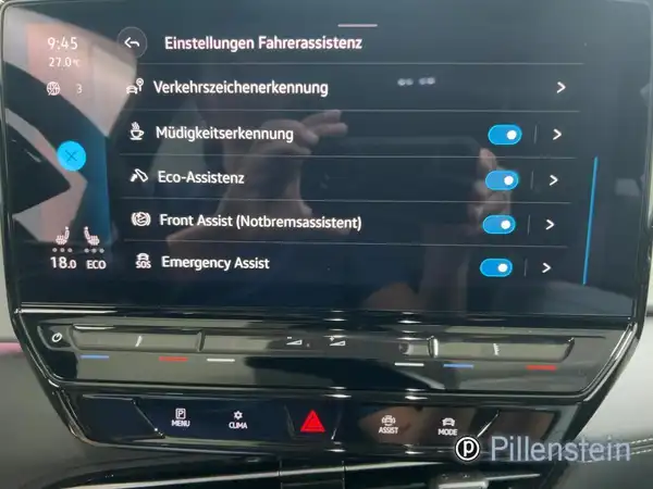 Das Bild zeigt die Innenaufnahme eines VW ID.3 mit dem Display für die Einstellungen des Fahrerassistenzsystems. Die Benutzeroberfläche präsentiert verschiedene Funktionen wie ACC, Geschwindigkeitsbegrenzer und Lane Assist. Das Interieur ist modern und in Schwarz gehalten.