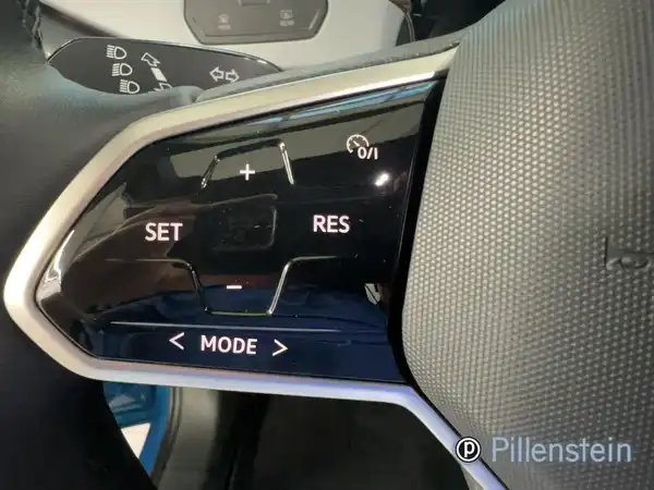 Innenaufnahme des Fahrzeugs mit einem Display, das Einstellungen des Fahrerassistenzsystems anzeigt.