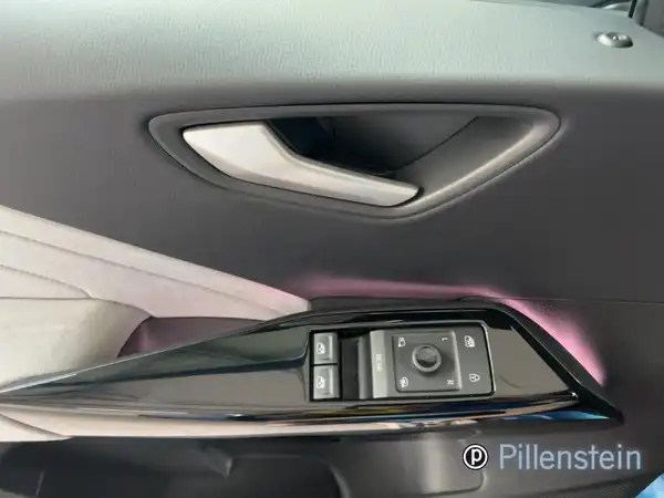 Das Bild zeigt eine Innenaufnahme des VW ID.3 mit schwarzem Interieur und Bedienelementen am Lenkrad. Es enthält das Händlerlogo Pillenstein und auffällige Texteinblendungen.