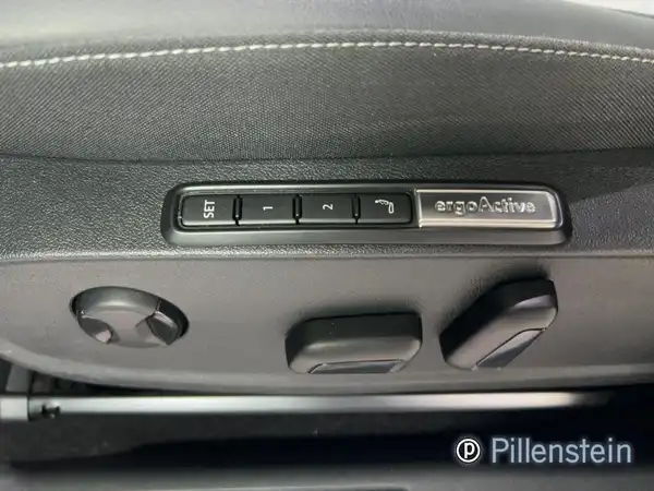 Das Bild zeigt eine Innenaufnahme des VW ID.3 mit schwarzem Interieur und silbernen Akzenten. Es handelt sich um einen Blick auf die Türverkleidung mit Bedienelementen.
