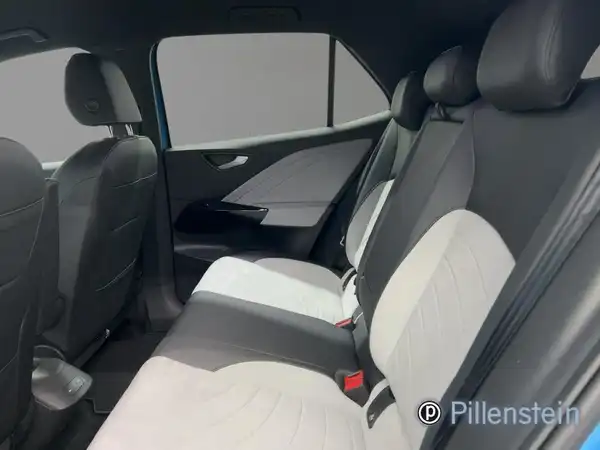 Eine Innenaufnahme des VW ID.3, die eine schwarze Innenausstattung zeigt, mit Bedienelementen auf der Fahrertür.
