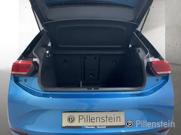 Das Bild zeigt die Rückbank eines VW ID.3 in schwarz und grau.