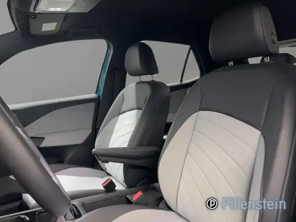 Das Bild zeigt das Innere eines VW ID.3 mit grauen und schwarzen Sitzen sowie einem modernen Armaturenbrett.