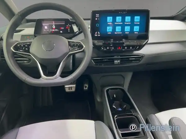 Das Bild zeigt den Innenraum eines VW ID.3 mit grauen und schwarzen Sitzen.