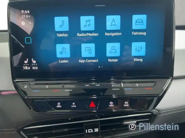 Das Bild zeigt den Innenraum eines VW ID.3, aufgenommen aus der Fahrerperspektive. Die Sitze sind in schwarz und grau gehalten.