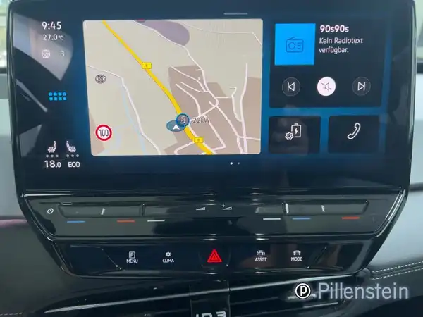 Das Bild zeigt das Innenraum-Display eines VW ID.3, es ist eine Innenaufnahme mit schwarzem Interieur und enthält markante Texteinblendungen.
