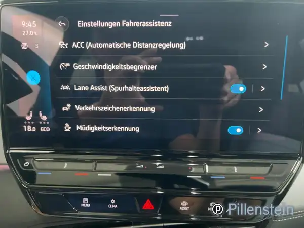 Das Bild zeigt das Innenleben eines VW ID.3 mit dem Display, auf dem eine Navigationskarte und andere Funktionen angezeigt werden. Es handelt sich um eine Innenaufnahme.