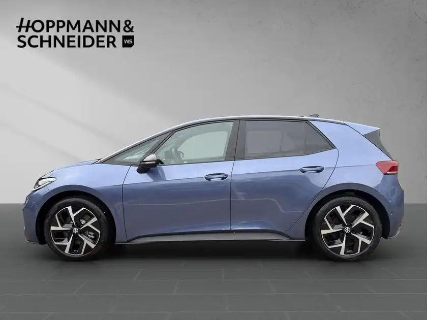 Das Bild zeigt ein VW ID.3 von der Seite in blauer Farbe. Oben links ist ein Händlerlogo von HOPPMANN & SCHNEIDER abgebildet.
