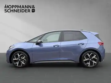 Das Bild zeigt ein VW ID.3 von der Seite in blauer Farbe. Oben links ist ein Händlerlogo von HOPPMANN & SCHNEIDER abgebildet.