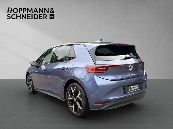 Das Bild zeigt einen VW ID.3 von hinten in blauer Farbe. Im Bild ist das Händlerlogo von HOPPMANN & SCHNEIDER zu sehen.