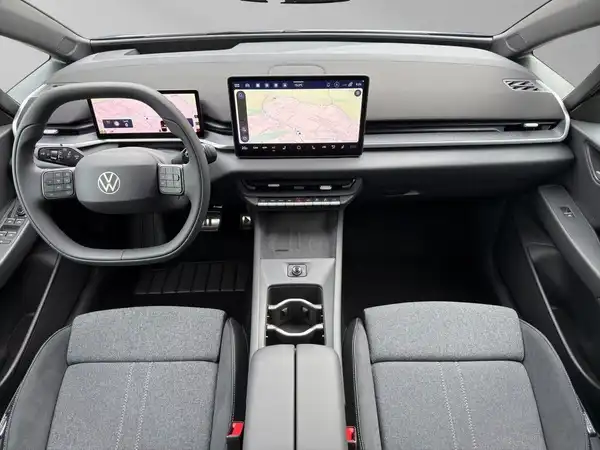 Das Bild zeigt die Innenansicht eines VW ID.3 mit schwarzem Interieur.