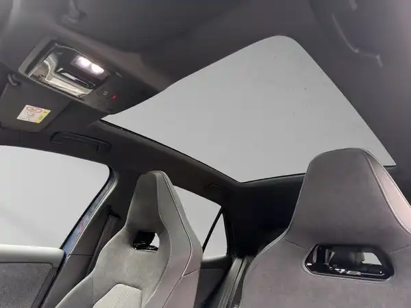 Das Bild zeigt den Innenraum eines Fahrzeugs, mit einem schwarzen Interieur und einer Aussicht auf das Dach.
