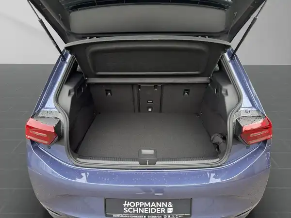 Das Bild zeigt den Kofferraum eines blauen VW ID.3 aus der Heckansicht mit Händlerlogo.