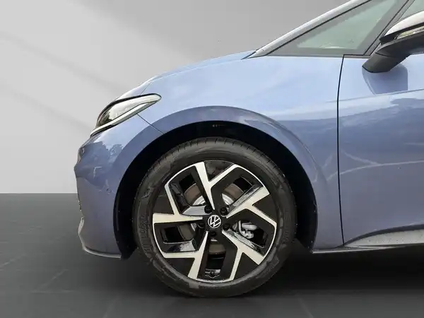 Das Bild zeigt einen VW ID.3 von der Seite in blau.