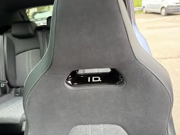 Das Bild zeigt die Rückseite eines Autositzes im Innenraum eines VW ID.3, die Farbe des Sitzes ist schwarz mit grauen Akzenten.