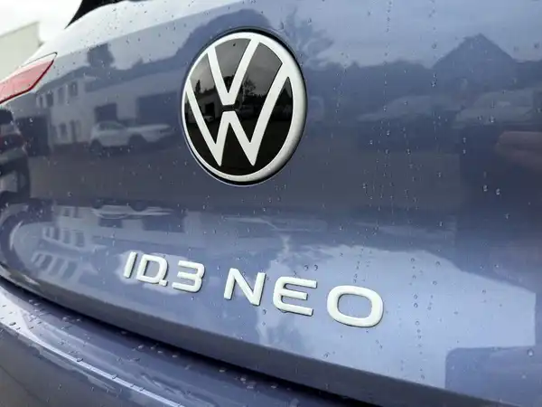 Das Bild zeigt die Rückansicht eines blauen VW ID.3 NEO mit dem Volkswagen-Logo und der Modellbezeichnung.