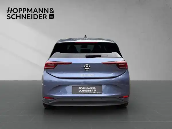 Das Bild zeigt einen VW ID.3 von hinten in blauer Farbe. Im Hintergrund ist das Händlerlogo von HOPPMANN & SCHNEIDER zu sehen.