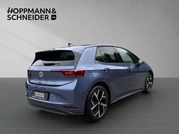 Das Bild zeigt einen blauen VW ID.3 von hinten aufgenommen. Das Händlerschriftzug von HOPPMANN & SCHNEIDER ist sichtbar.