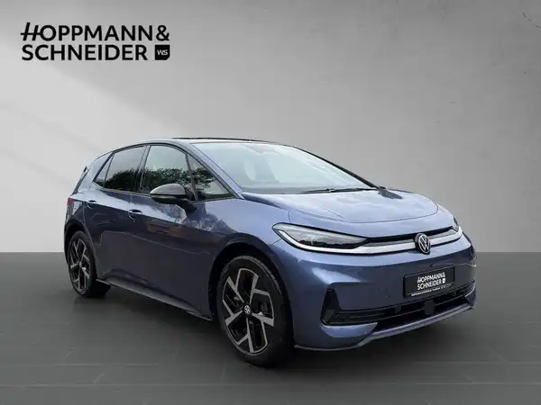 Ein VW ID.3 in blauer Farbe, aufgenommen von der Seite. Das Bild enthält das Händlerlogo HOPPMANN & SCHNEIDER.