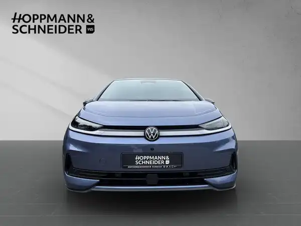 Das Bild zeigt einen blauen VW ID.3 aus der Frontalansicht. Ein Händlerlogo von HOPPMANN & SCHNEIDER ist sichtbar.