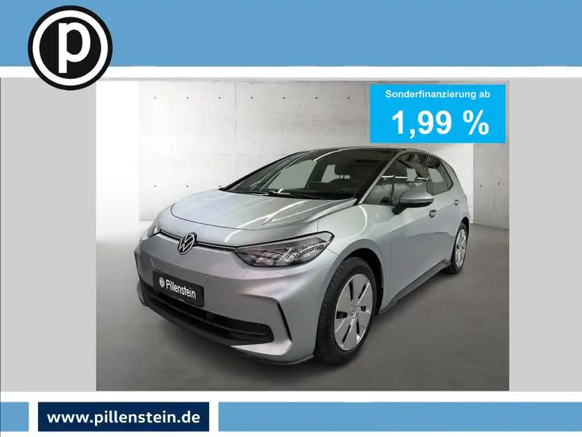 Das Bild zeigt einen Volkswagen ID.3 von vorne in silberner Farbe, mit dem Händlerlogo und markanten Texteinblendungen zur Sonderfinanzierung.