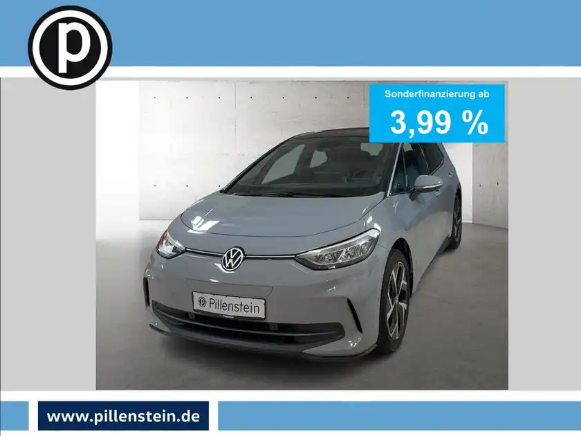 Das Bild zeigt einen grauen Volkswagen ID.3 von vorne. Es gibt markante Texteinblendungen zur Sonderfinanzierung und das Händlerlogo von Pillenstein ist vorhanden.