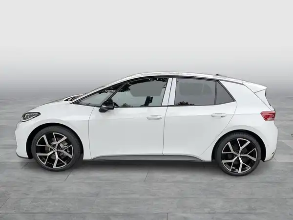 Das Bild zeigt einen VW ID.3 von vorne in der Farbe Weiß.