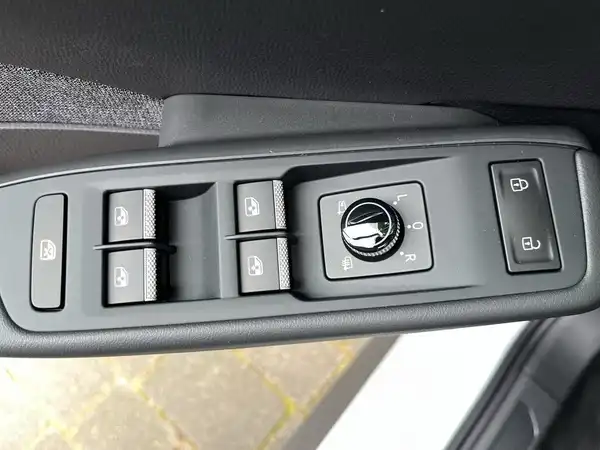 Das Bild zeigt einen Blick ins Innere des Fahrzeugs, besonders auf die Bedienelemente der Türverkleidung. Die Interieurfarbe ist schwarz.