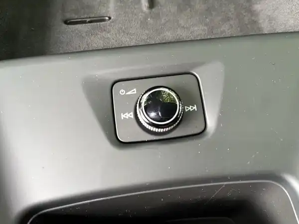 Das Bild zeigt einen Innenraumdetail eines Fahrzeugs, wahrscheinlich ein Bedienelement oder Steuerungselement des VW ID.3.