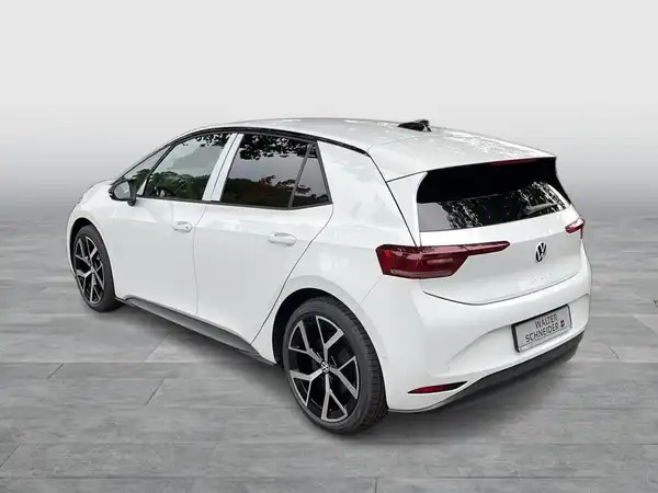 Ein Bild des VW ID.3 von der Seite, in grauer Farbe, das das Fahrzeug zeigt.