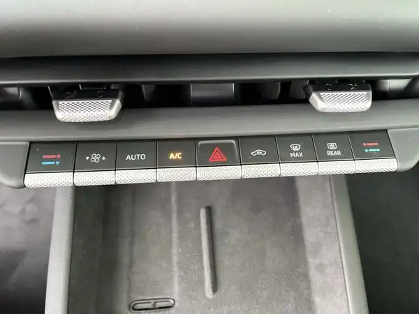 Das Bild zeigt eine Innenaufnahme des VW ID.3 mit einer Ansicht der Bedienelemente und Schalter. Die Innenfarbe ist schwarz.