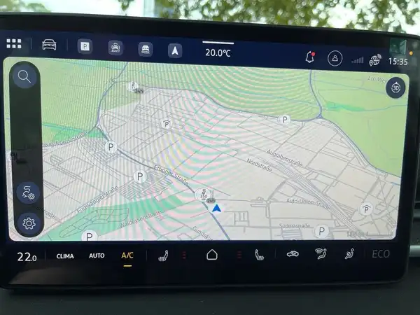 Bild zeigt eine Innenaufnahme eines VW ID.3 mit einem Navigationsbildschirm, auf dem eine Karte angezeigt wird.