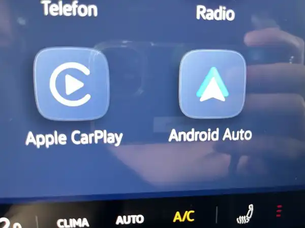 Die Innenaufnahme zeigt das Infotainment-System des VW ID.3, einschließlich der Icons für Apple CarPlay und Android Auto.