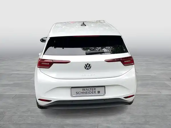 Das Bild zeigt einen VW ID.3 von hinten in Weiß.