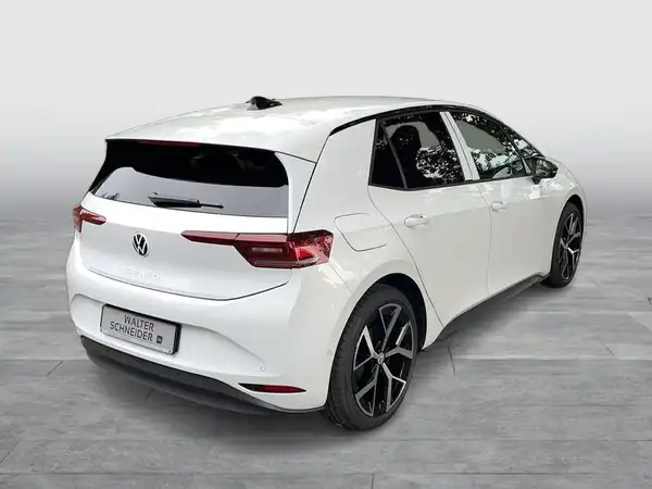 Das Bild zeigt ein Fahrzeug (VW ID.3) von der Seite in der Farbe Weiß.
