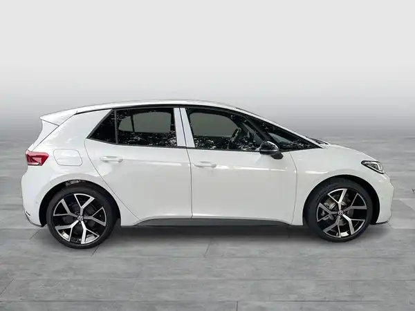 Das Bild zeigt einen weißen VW ID.3 von der Seite.
