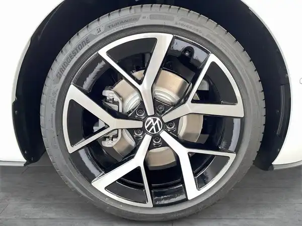 Das Bild zeigt die Felge eines weißen VW ID.3 aus der Seitenansicht.